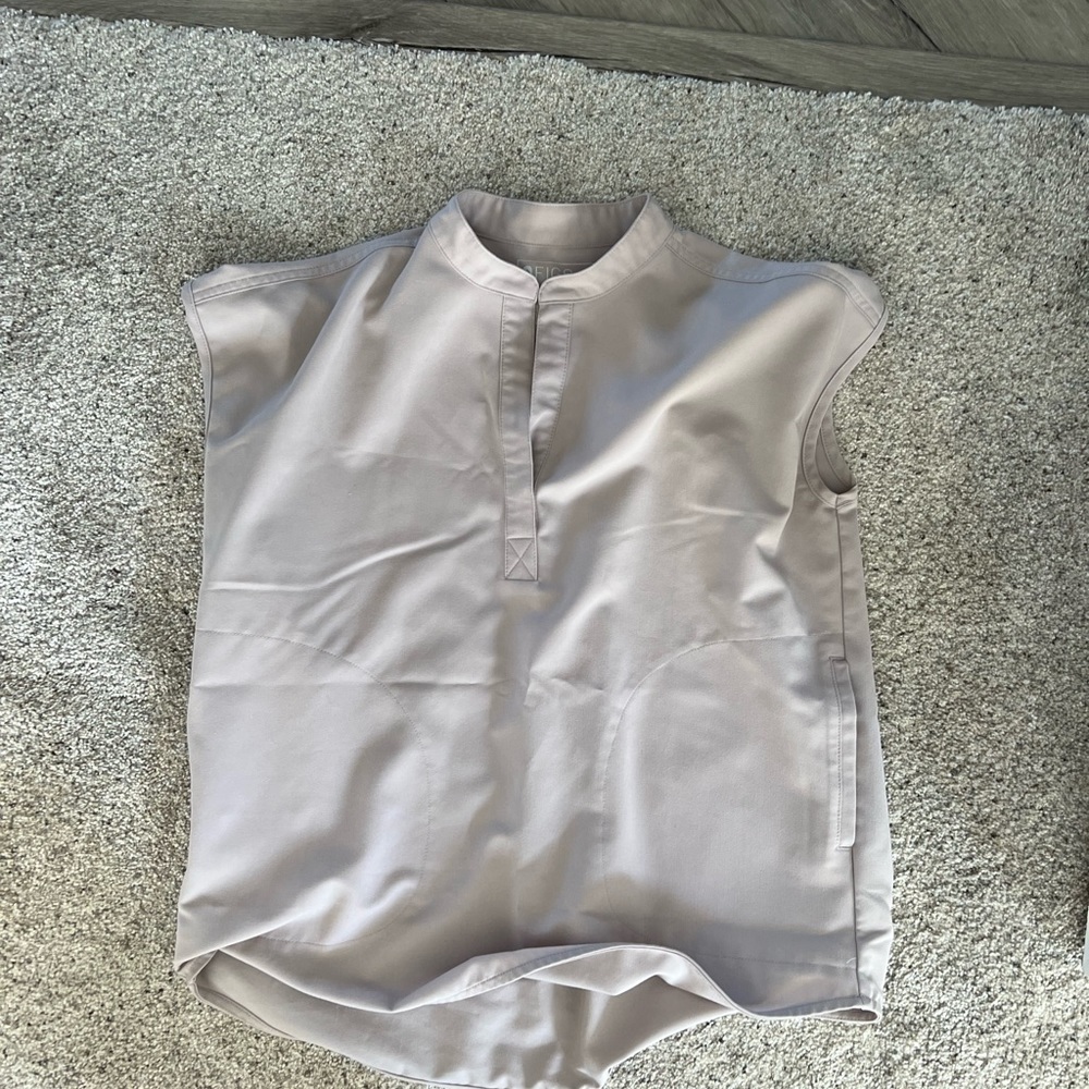 Figs scrub top